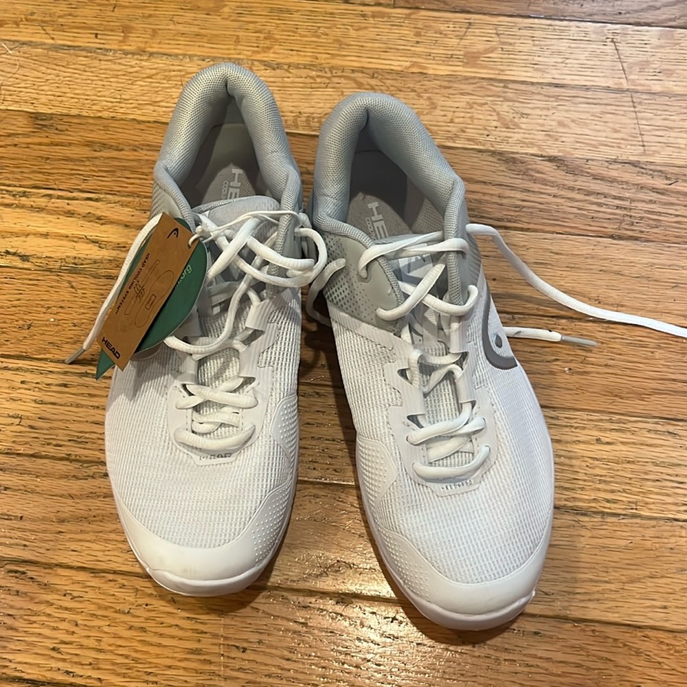 Tennis shoes